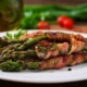 Grillede asparges med bacon