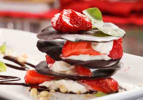 Jordbær dessert med chokolade og vaniljecreme