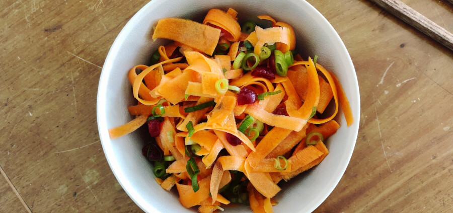 Gulerods crudite salat, sprødt og sundt.