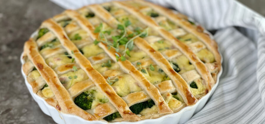 Cremet italiensk påske tærte med broccoli og skinke